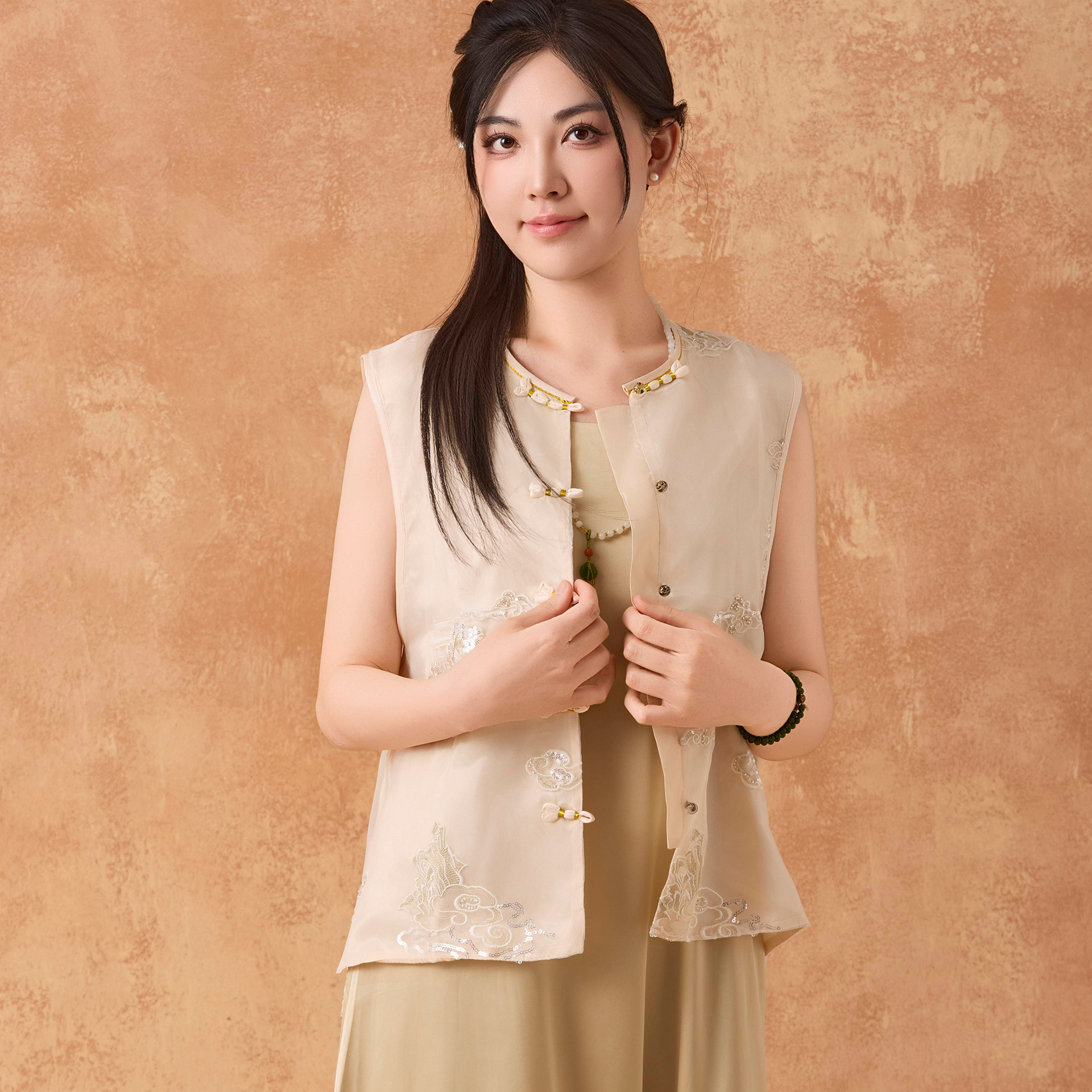 新中式国风刺绣珠扣圆领马甲2025夏季薄款复古甜美风女士外穿马夹