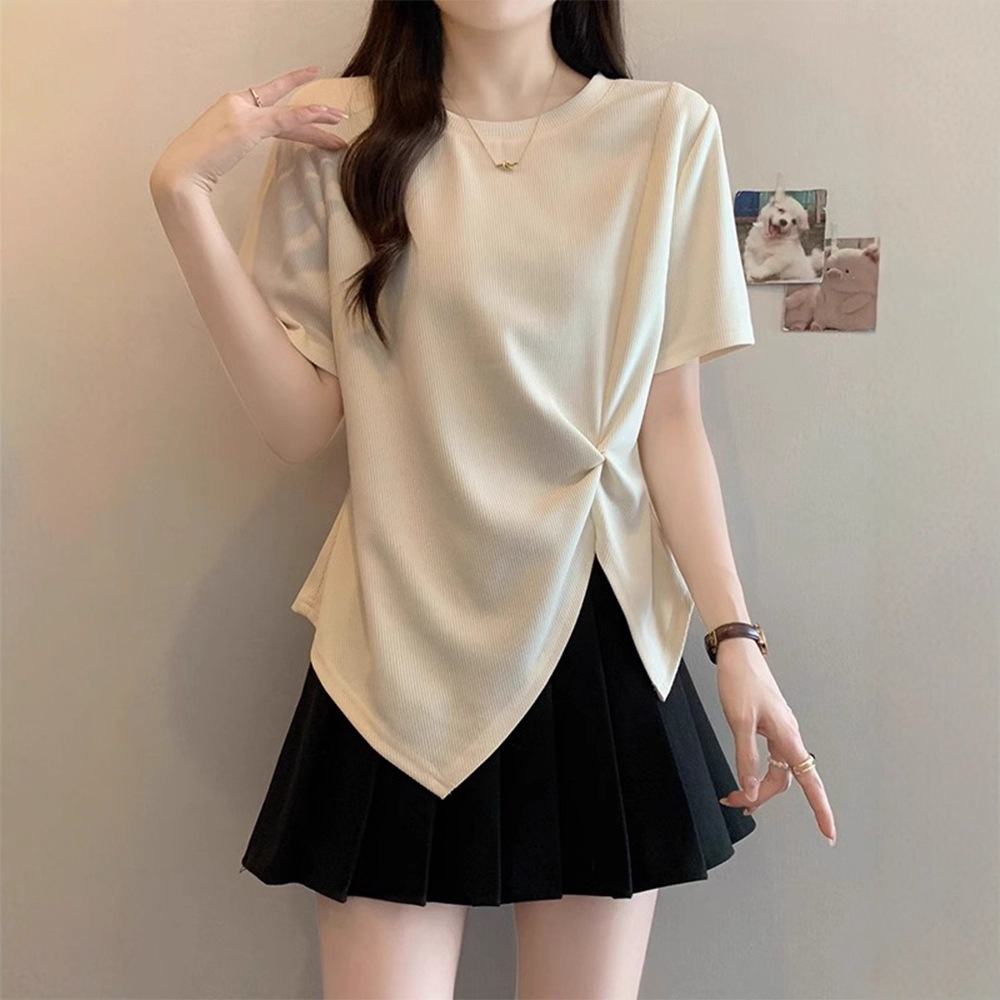 A black large-sized irregular short-sleeved T-shirt for women with a summer cotton slit design. It's a high-end, niche and non-repetitive top Application Scenario