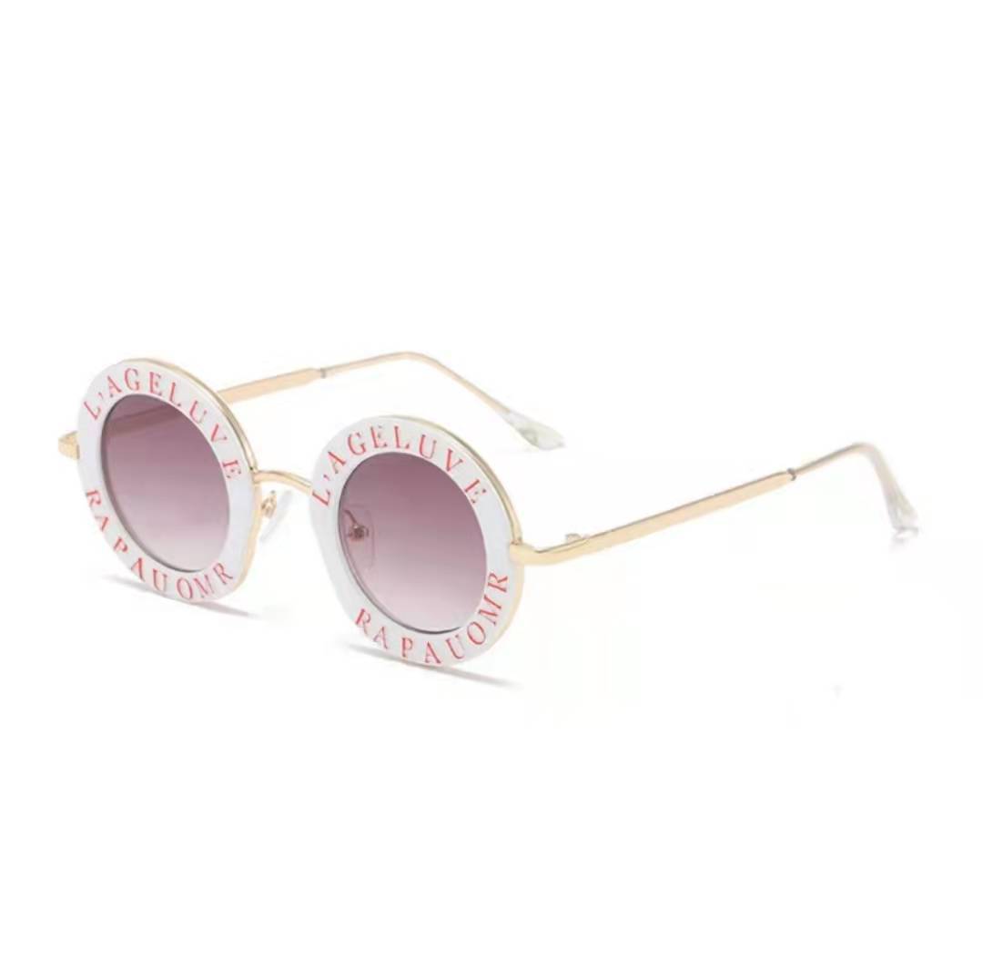 Children's metal round-framed sunglasses, fashionable letter sunglasses, baby, boy and girl photo styling, cross-border best-selling glasses Application Scenario