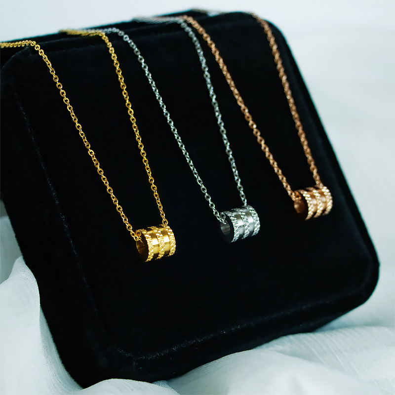 Korean version titanium steel batch flower waist necklace, the same style as female Internet celebrities, short collarbone chain, non-fading, simple accessory wholesale