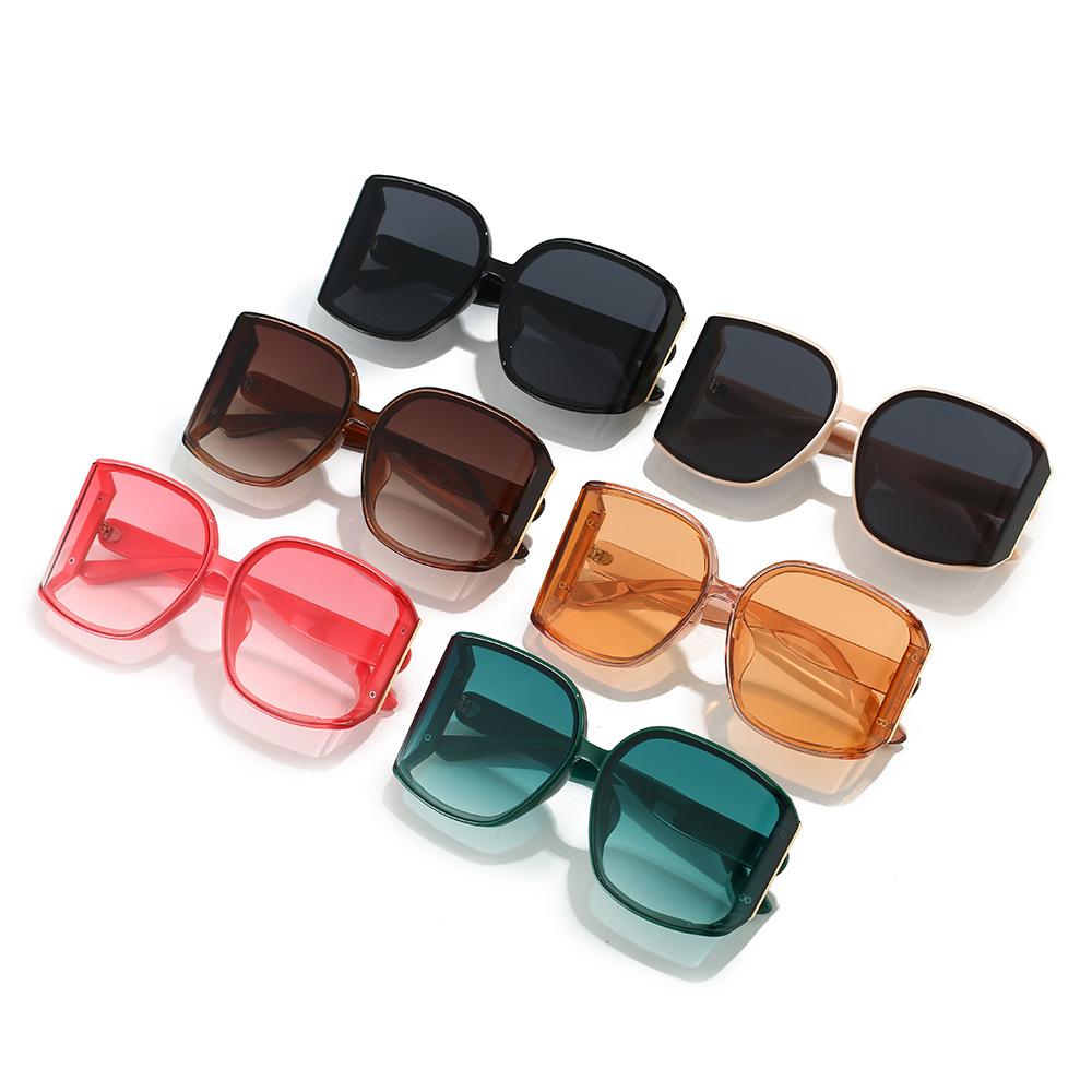 Fashionable large-frame multi-sided curved lens sunglasses, high-end European and American UV-resistant sunglasses, and personalized street style glasses Application Scenario