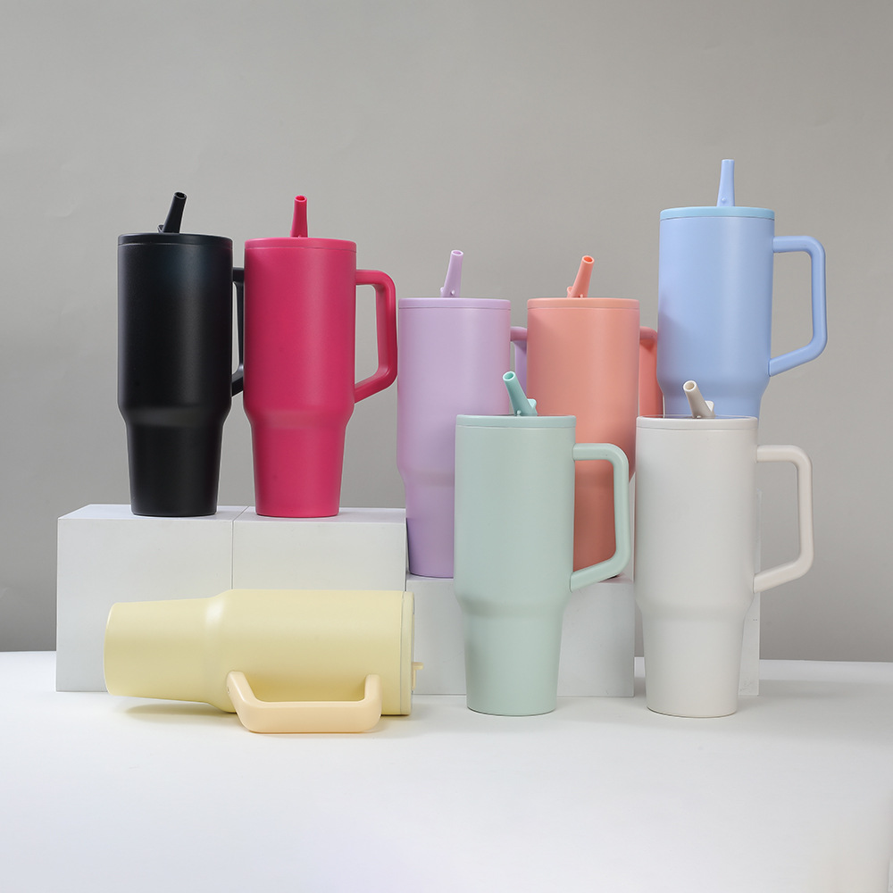 New simple 40oz double-layer ice cup, starting from one piece, vacuum-insulated, leak-proof, foldable spout portable car cup Application Scenario