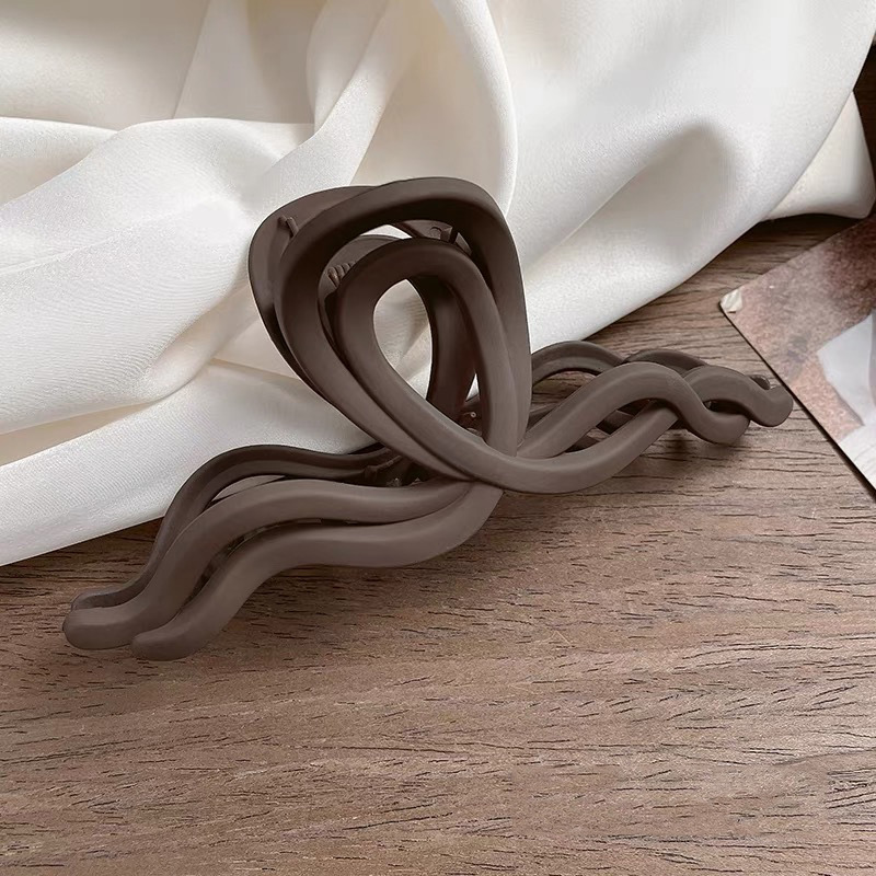 Large Maillard lines for women 2024, new high-end look, back of the head hair shark clip, hair clip, hair accessory clip details Picture