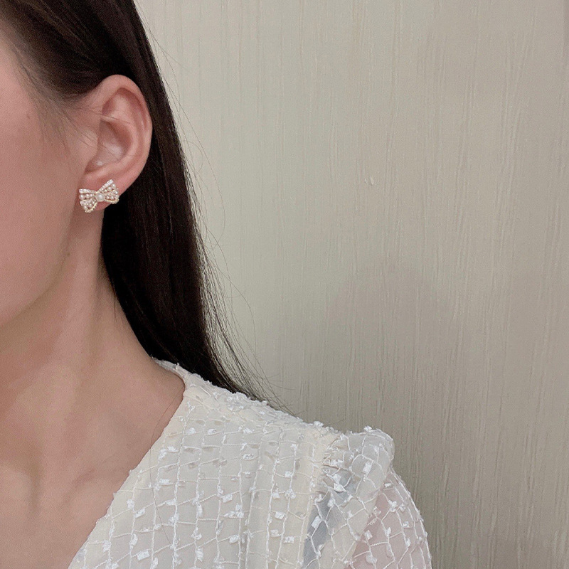 Obi new S925 silver needle pearl bow zircon advanced sense earrings fashion temperament sense female earrings niche Application Scenario