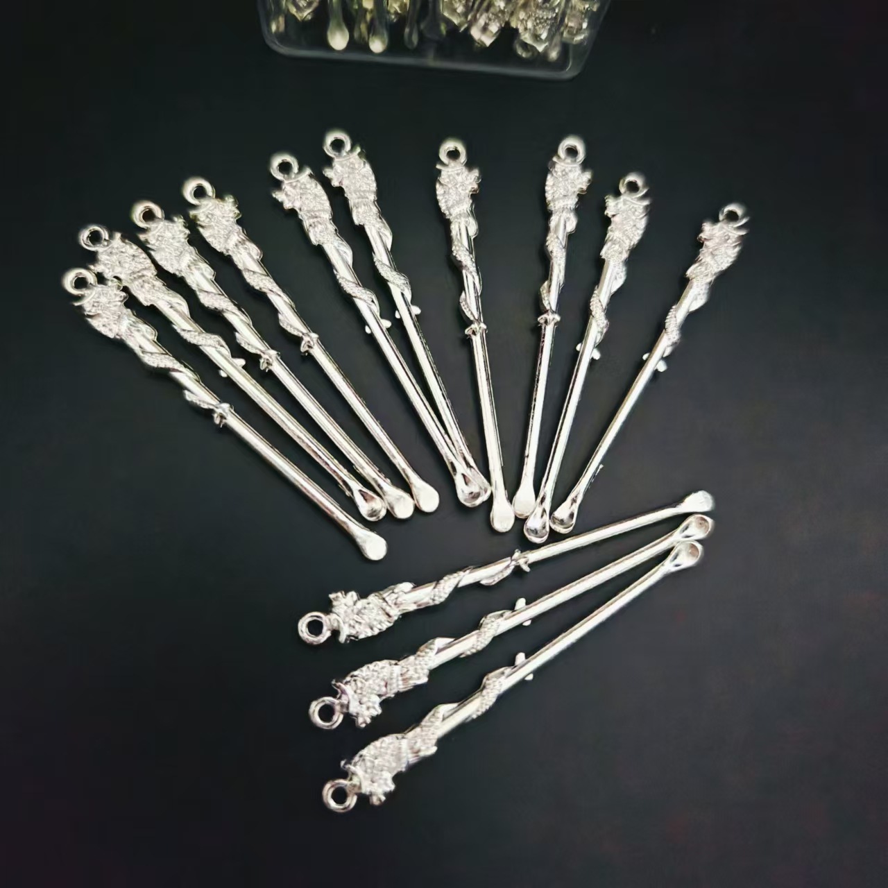 【 Zone 1-4 】 Silver coiled Dragon ear spoons 100/ box 8000/ box Silver coiled dragon ear spoons Classical ear picks Creative digging student ear spoons Adult tools 1 yuan wholesale supply