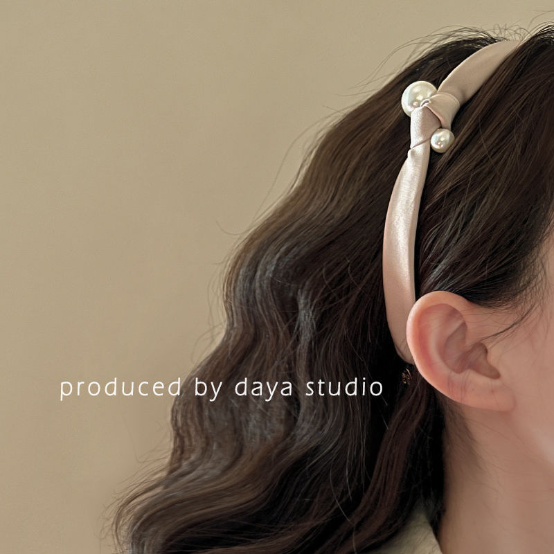 The small chanel-style pearl hair band is gentle, simple, and features a narrow satin finish. It is a versatile hair accessory for washing your face, applying makeup, and going out in summer