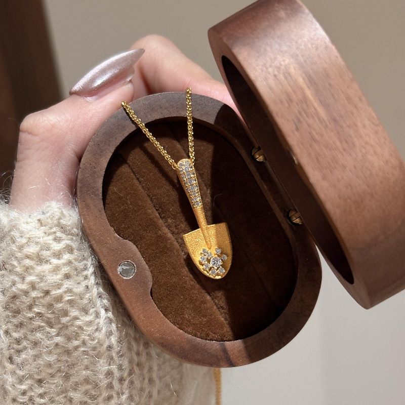 Vintage light luxury high-end brushed diamond-encrusted gold shovel necklace, fashionable and versatile, unique collarbone chain details Picture