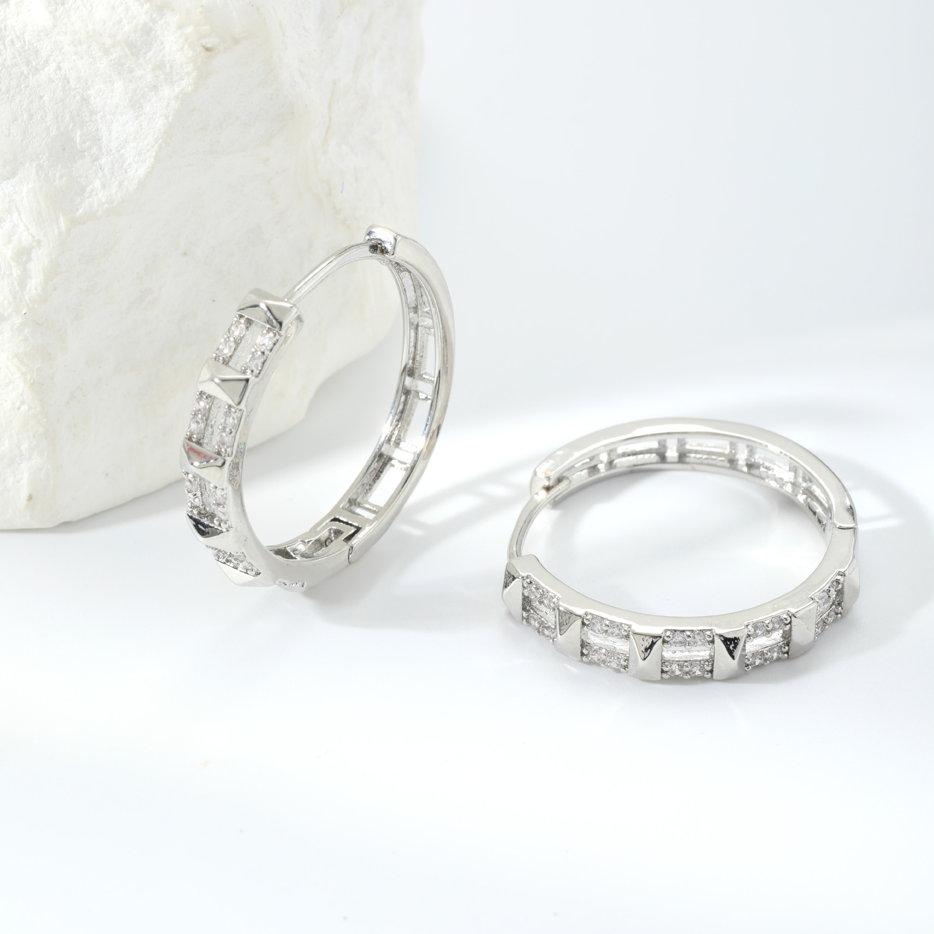 Kashi's new autumn European and American style simple and versatile circular geometric zircon ear buckles are Valentine's Day gift accessories for couples Specification image