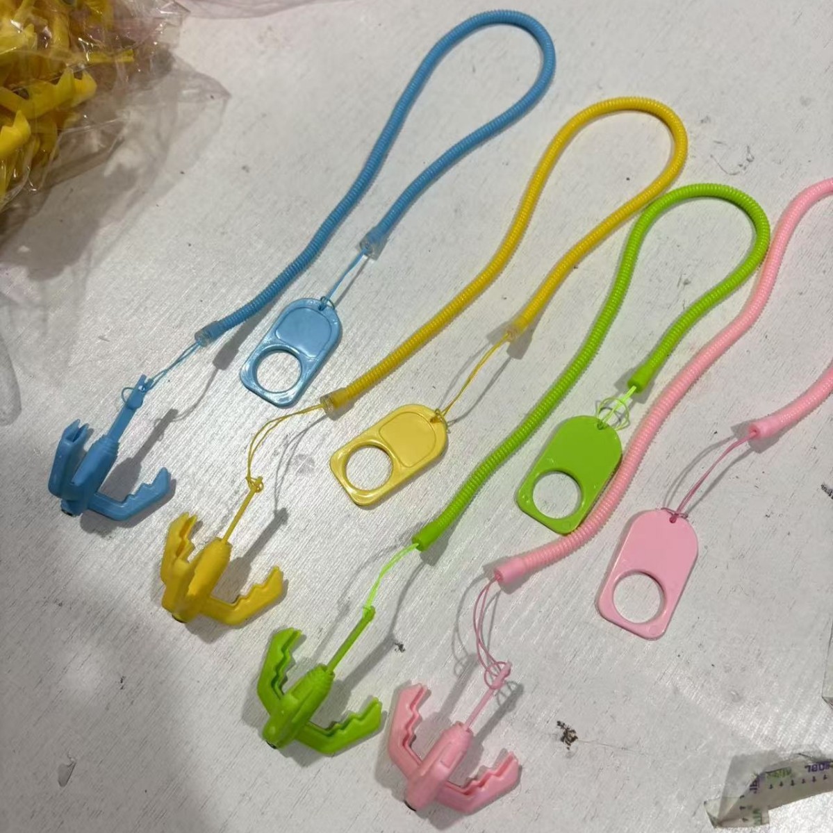 New trendy egg-shaped spring claw claw hook game prop, artist birthday gift, flying hook claw toy spring Application Scenario