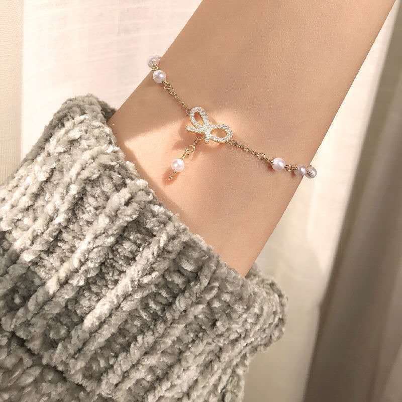 A sweet, simple and versatile Korean bow bracelet with a unique design. A student best friend on Instagram Application Scenario