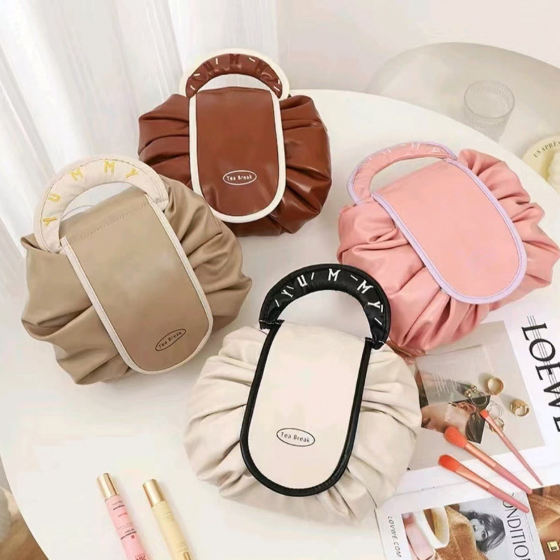 手提大容量懒人化妆包pu防水洗漱包高颜值便携抽绳束口收纳袋新