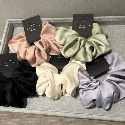 A woman from Dongdaemun, South Korea, with an elegant and creamy texture and satin finish, has a simple and versatile hair tie and hair accessory thumbnail