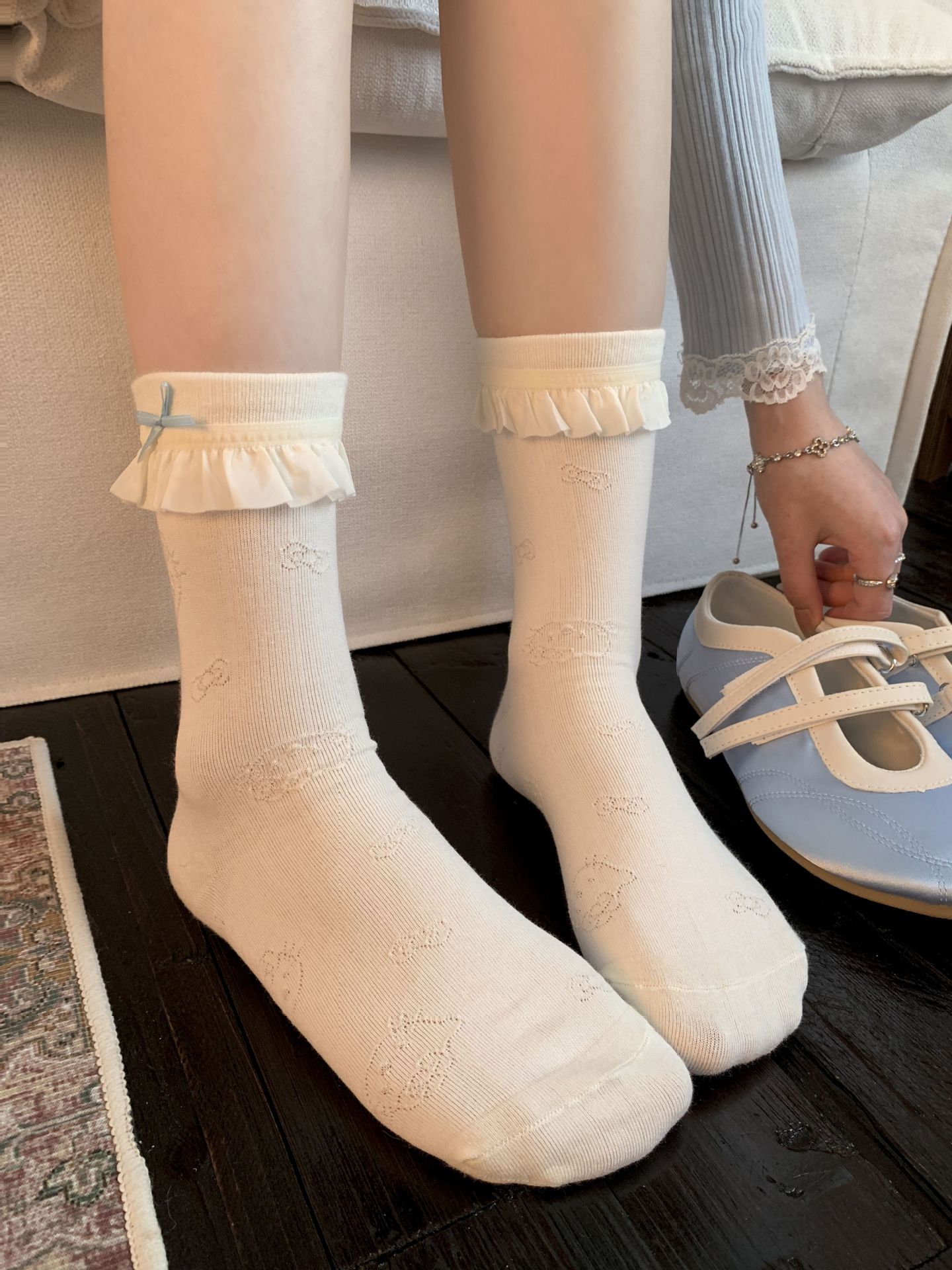 One-piece delivery service for Korean-style bow socks, MiU-style white and blue pile socks for women, new spring and autumn embroidered lace mid-calf socks pic 18
