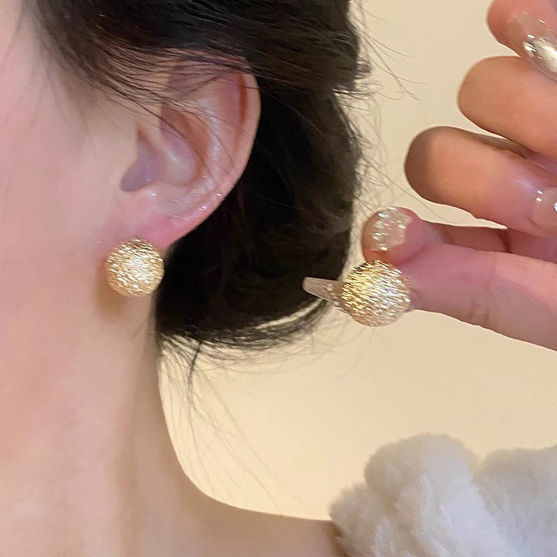 Retro Hong Kong-style golden texture ball earrings, simple and niche, versatile bestseller stud earrings, high-end and elegant earrings for women