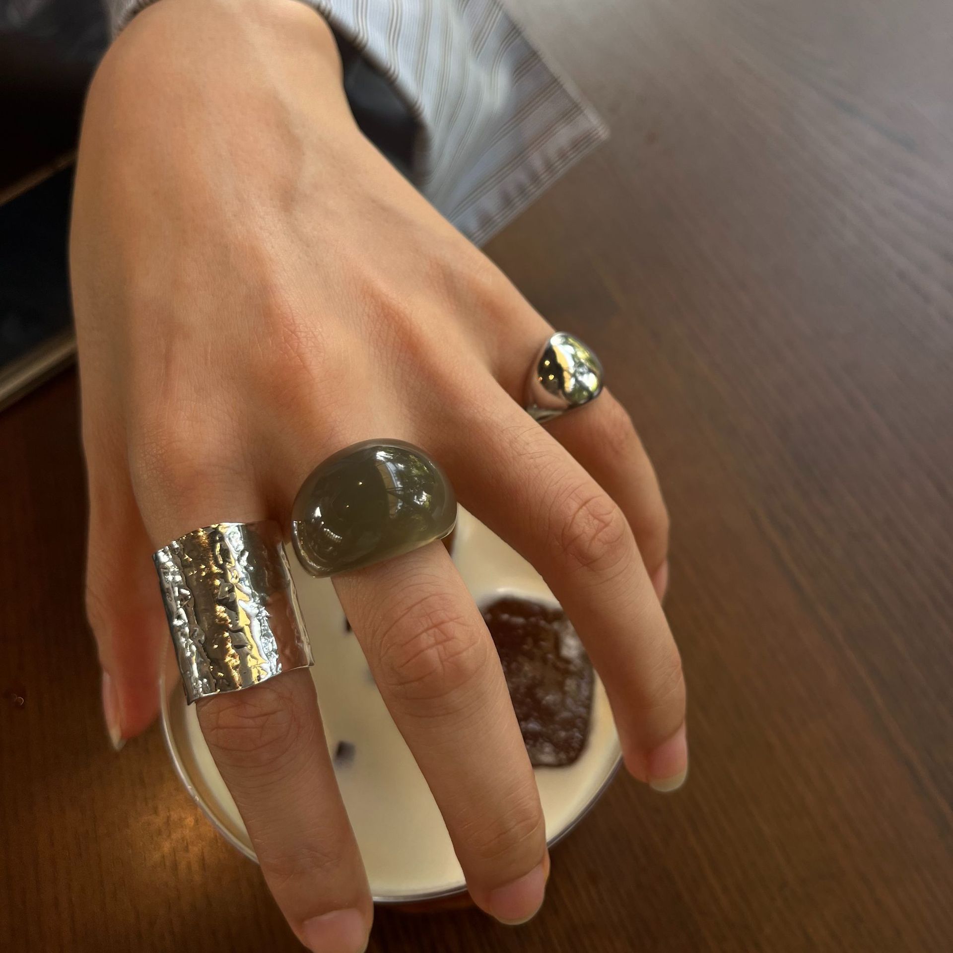 A niche and unique irregular-shaped resin ring with a cold opening shows off. The open copper electroplated ring pairs well with a versatile ring for women details Picture