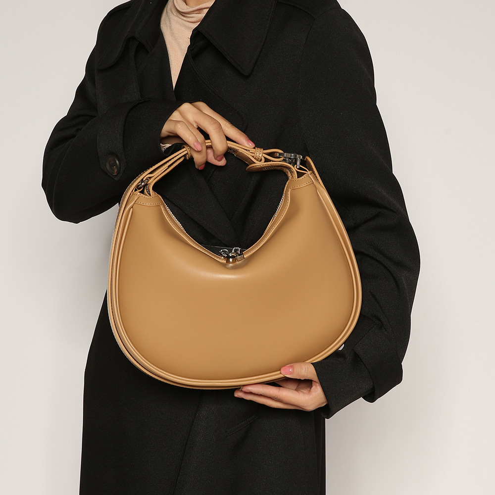 Autumn And Winter New Fashion Crescent Bag Hand Bill Of Lading Shoulder Diagonal Bag Simple Senior Sense Of Niche Design Women's Bag Application Scenario