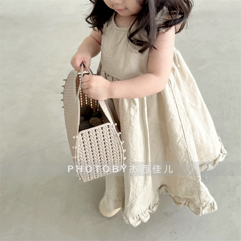 The new Korean version of the baby girl's summer dress from ins is stylish and fashionable. It features a V-neck with a flanged sleeve and a loose baby dress Specification image