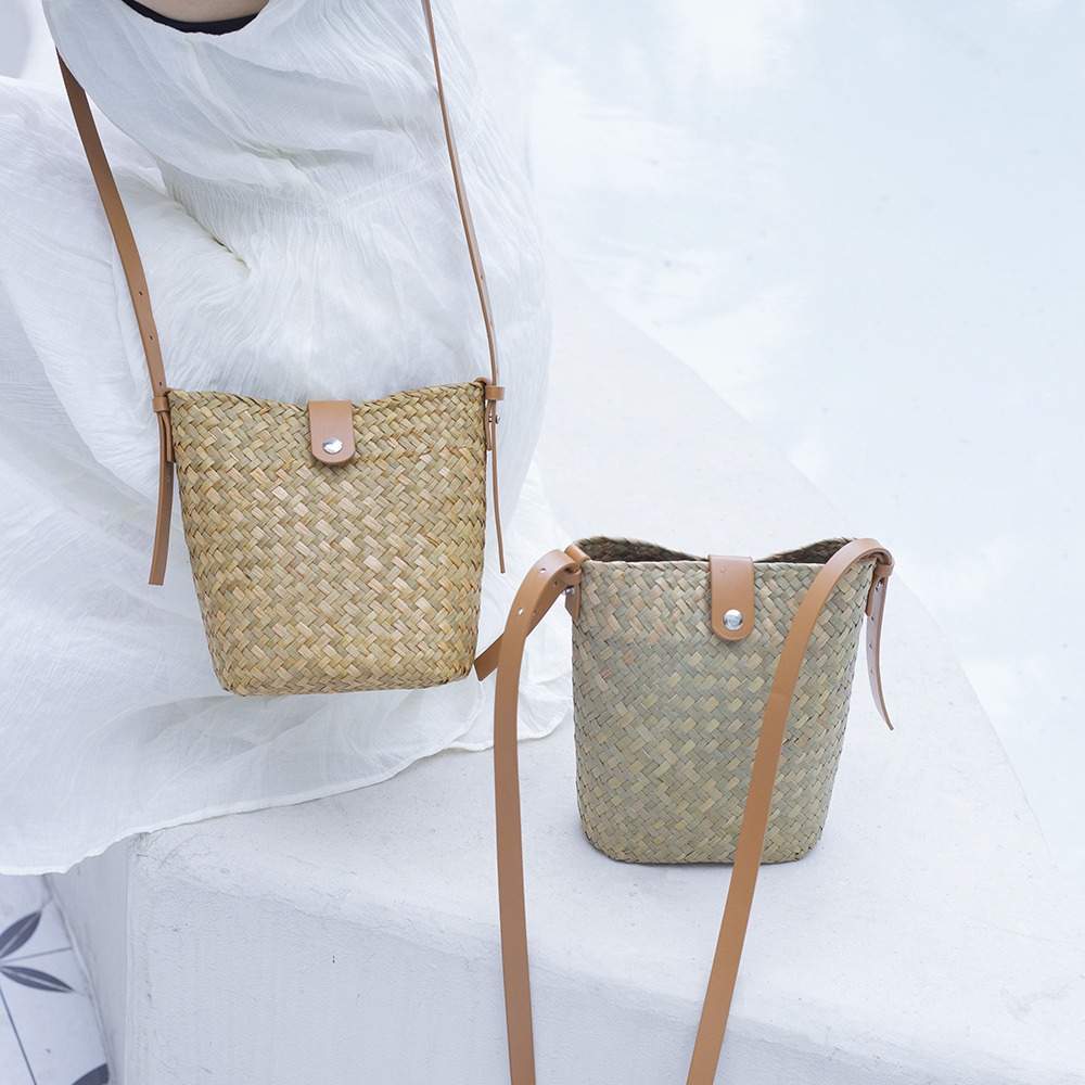 Straw-woven ins casual single-shoulder bag, women's crossbody bag, street fashion mobile phone bag, personalized bag, hand-woven postman bag Application Scenario