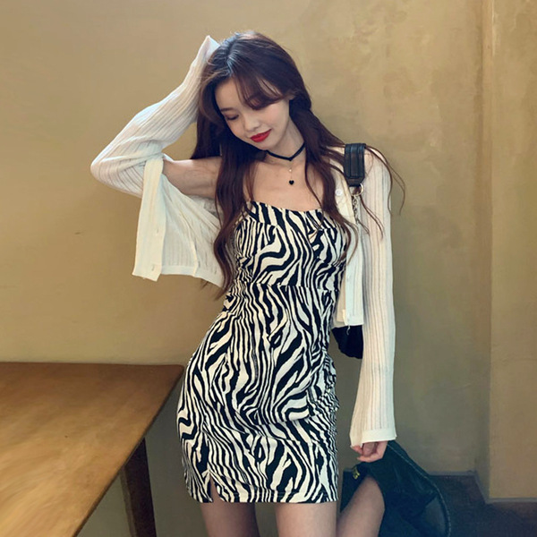 The 2024 new slimming dress for women is super popular in autumn. The zebra-patterned sexy halter dress is stylish and makes you look younger. It's a plus-size dress