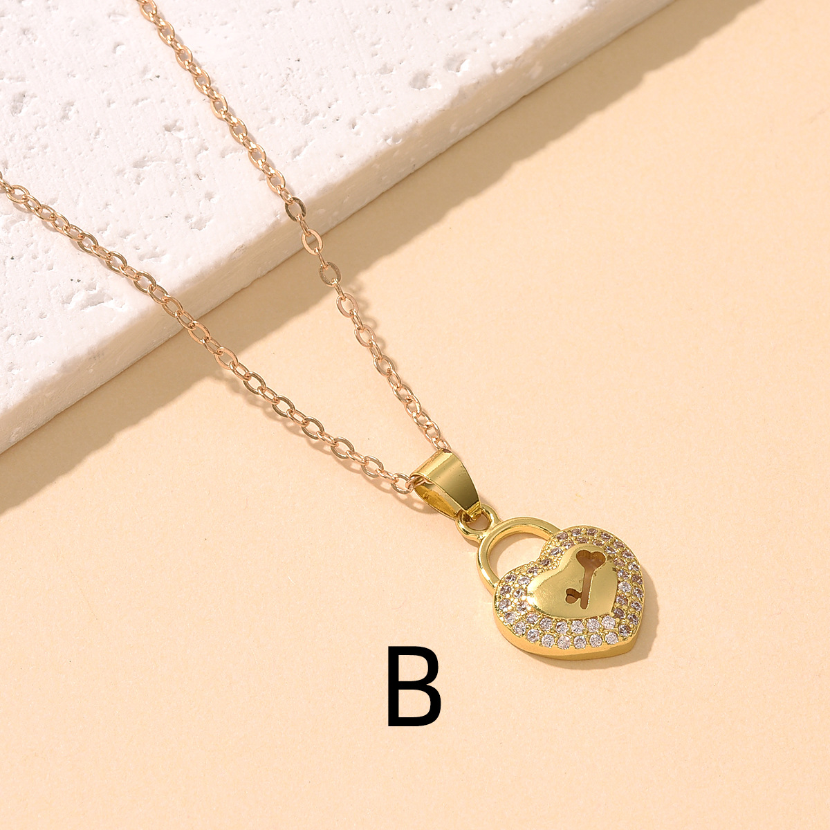 The heart-shaped keyhole pendant necklace features a simple and fashionable DIY design with micro-inlays and a light luxury zircon accessory pendant Application Scenario