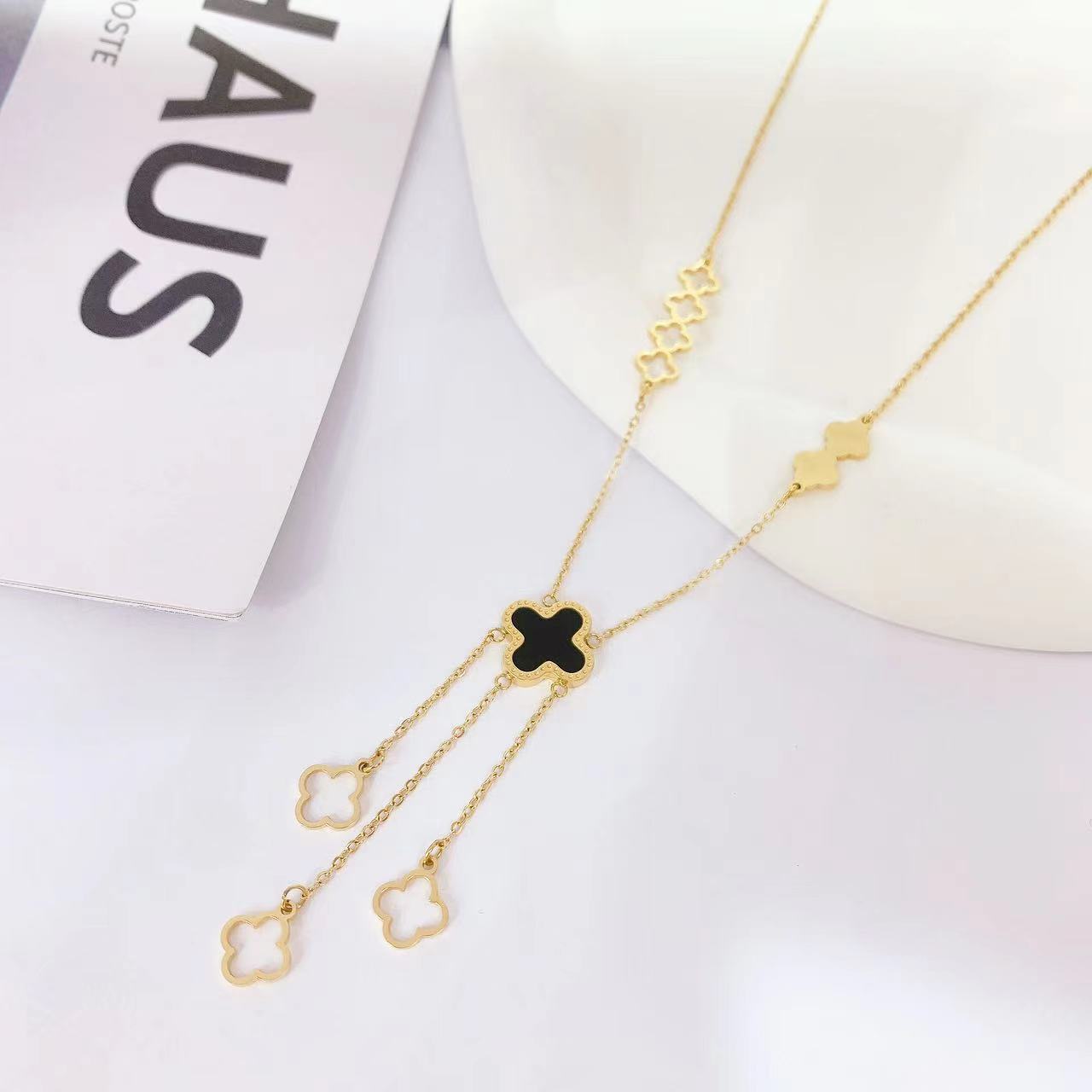 Four-Leaf Clover Necklace Female Niche Design Sense Of Light Luxury New Lucky Grass Fringe Necklace Collarbone Chain details Picture
