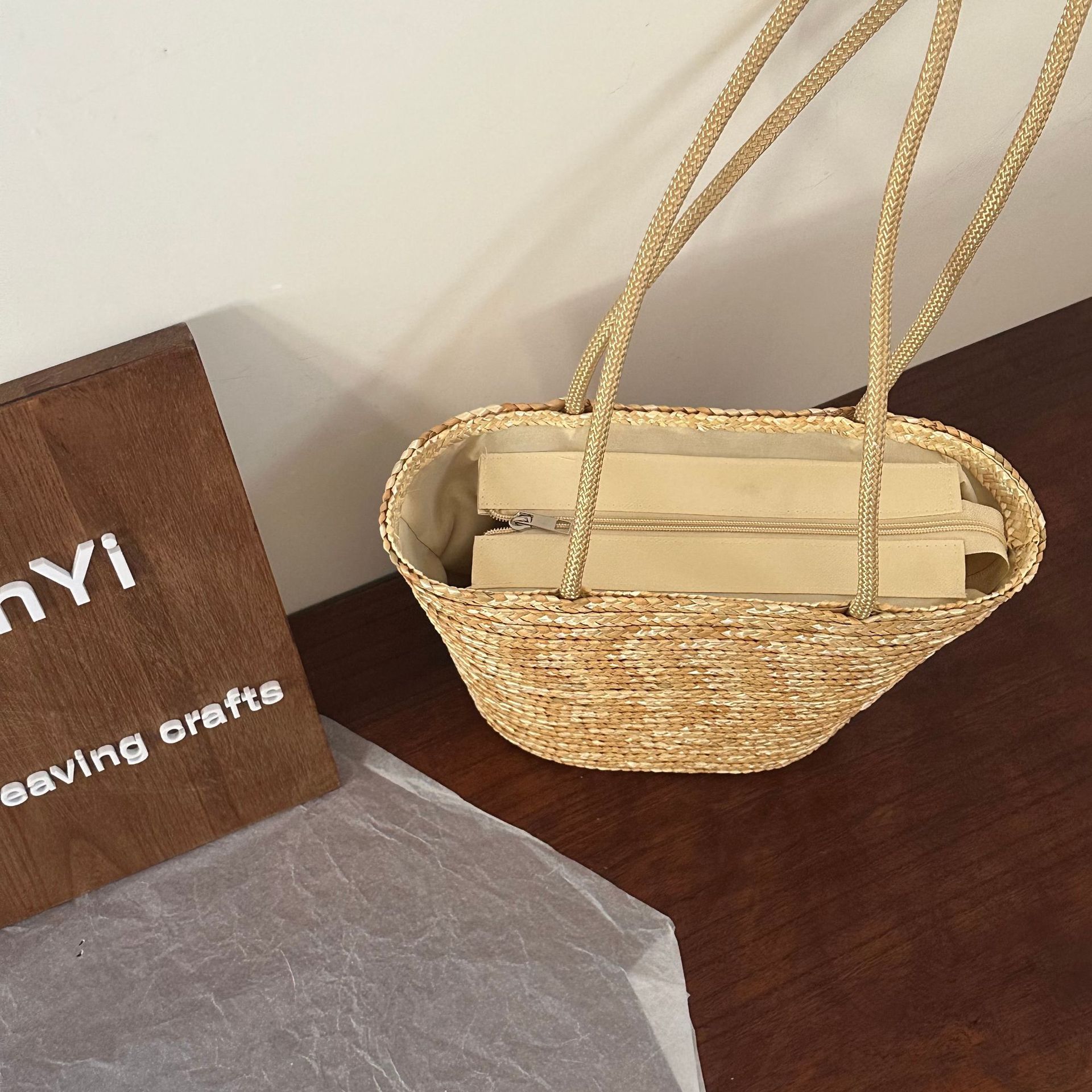 National trend straw bag, large-capacity straw woven bag, seaside vacation bag, hand-woven summer beach high-end straw bag Specification image