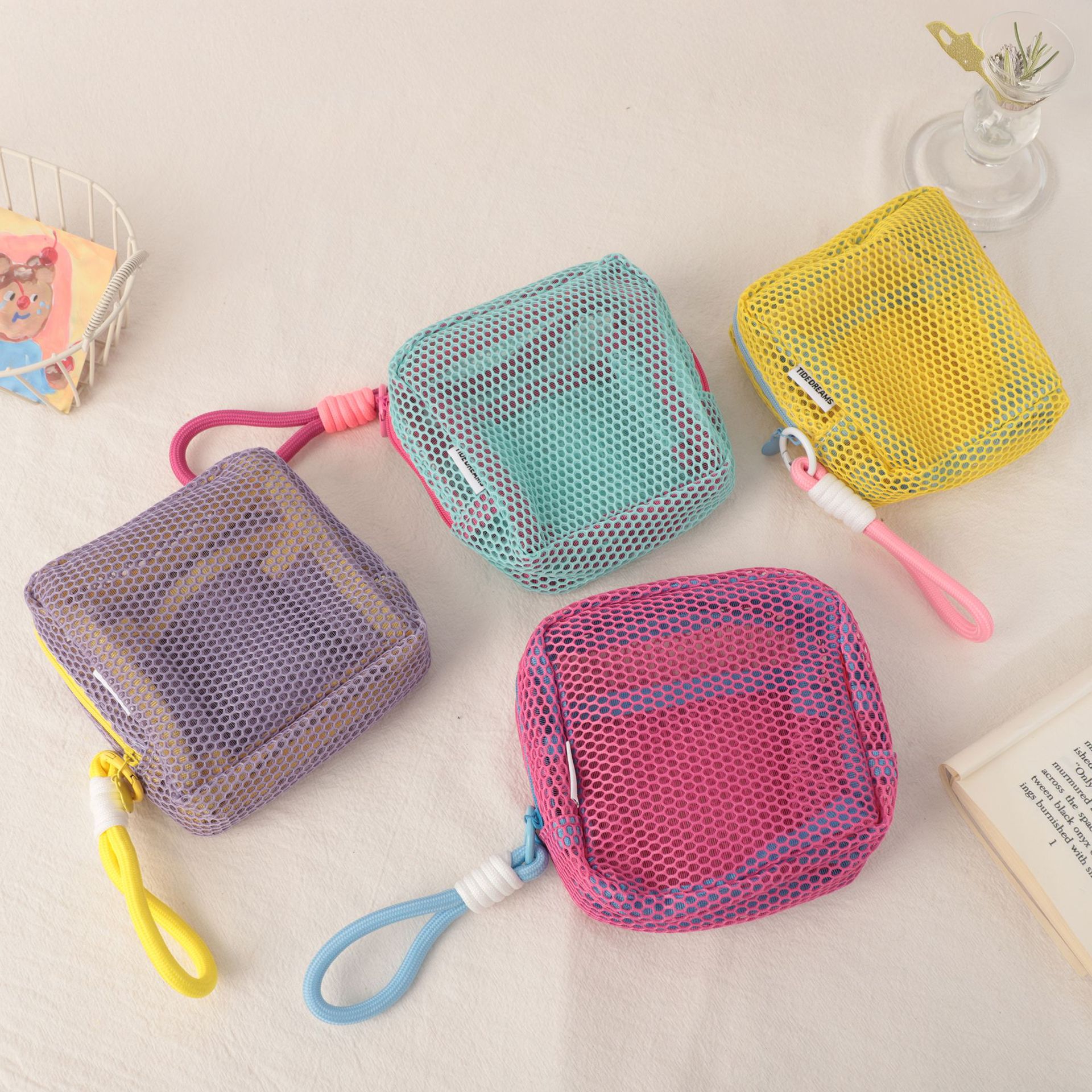 Wholesale of InS-style dopamine-colored tofu buns, large-capacity mesh makeup bags and portable grid storage bags from the manufacturer details Picture