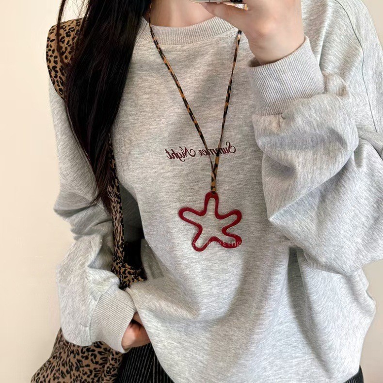 Red hollowed-out flower heart-shaped necklace for women's autumn and winter 2024 new style Korean sweatshirt chain, fashionable and high-end sweater chain Application Scenario