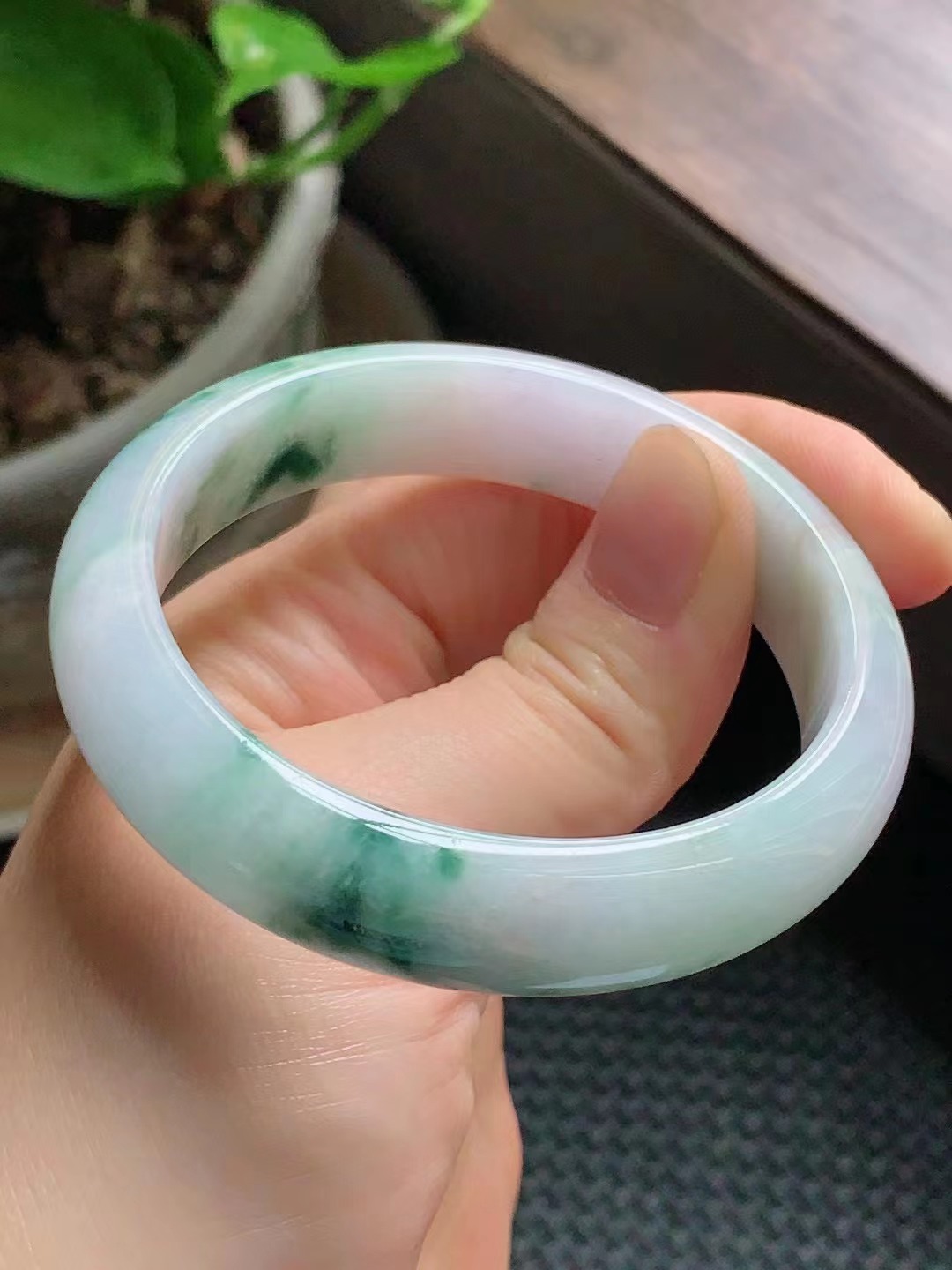 Natural jade bracelet A genuine product with certificate, natural light photo jade bracelet, natural jade jewelry Application Scenario