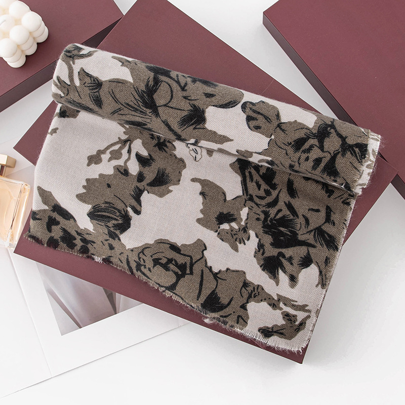 European and American printed faux cashmere tassel scarves for women to keep warm in winter, versatile shawls, dual-purpose student and couple scarves wholesale Application Scenario