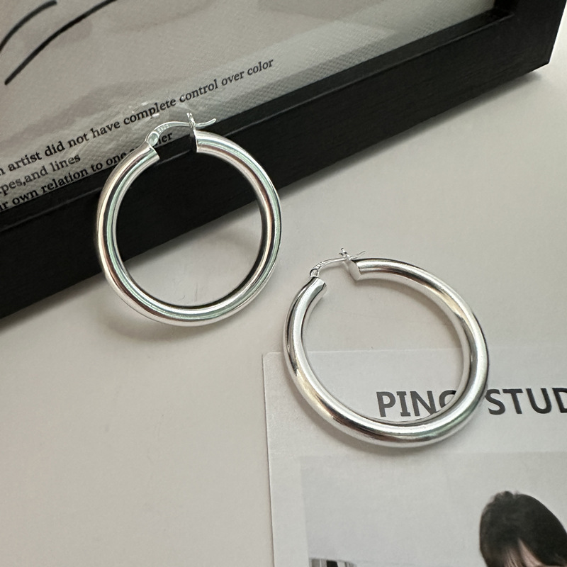 S925 sterling silver Korean version, niche design, large ear loops, smooth ear buckles, fashionable and individual Korean style blogger earrings and earrings Application Scenario