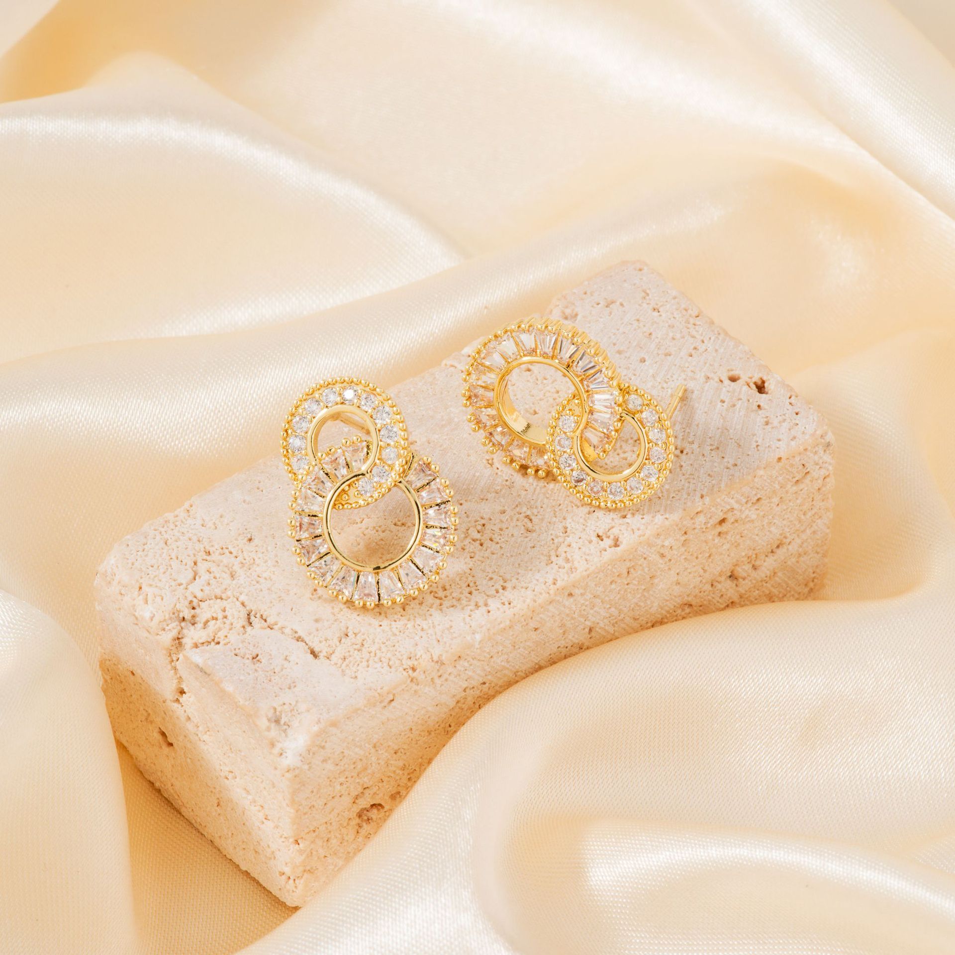 Double circle earrings, Korean-style diamond-encruted zircon women's short round stud earrings, earrings and accessories, high-end and elegant, with a delicate fragrance style Specification image