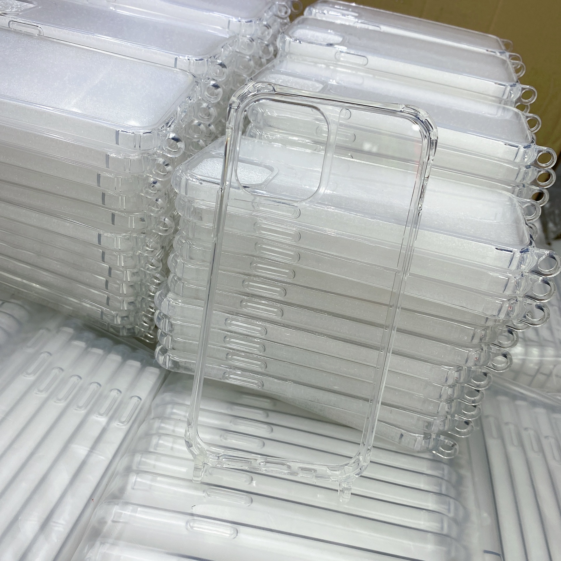 滴胶素材高光手机壳适用苹果15Pro一体高光透明壳TPU+PC工厂批发详情图4