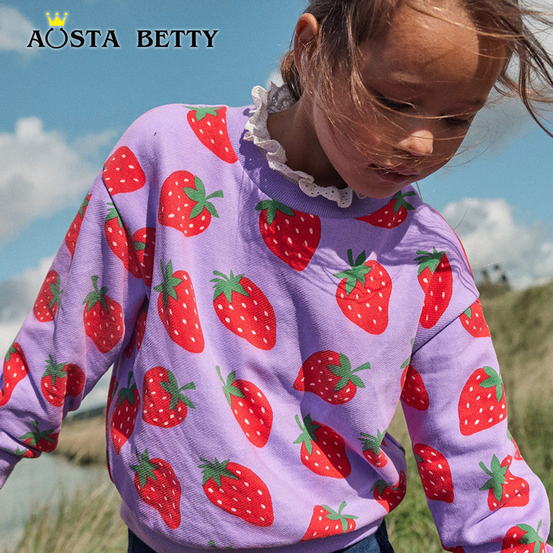 The new autumn collection of children's clothing with a European and American style, featuring cartoon strawberry prints, round-neck sweatshirts and casual base tops for girls, is now available for cross-border purchase
