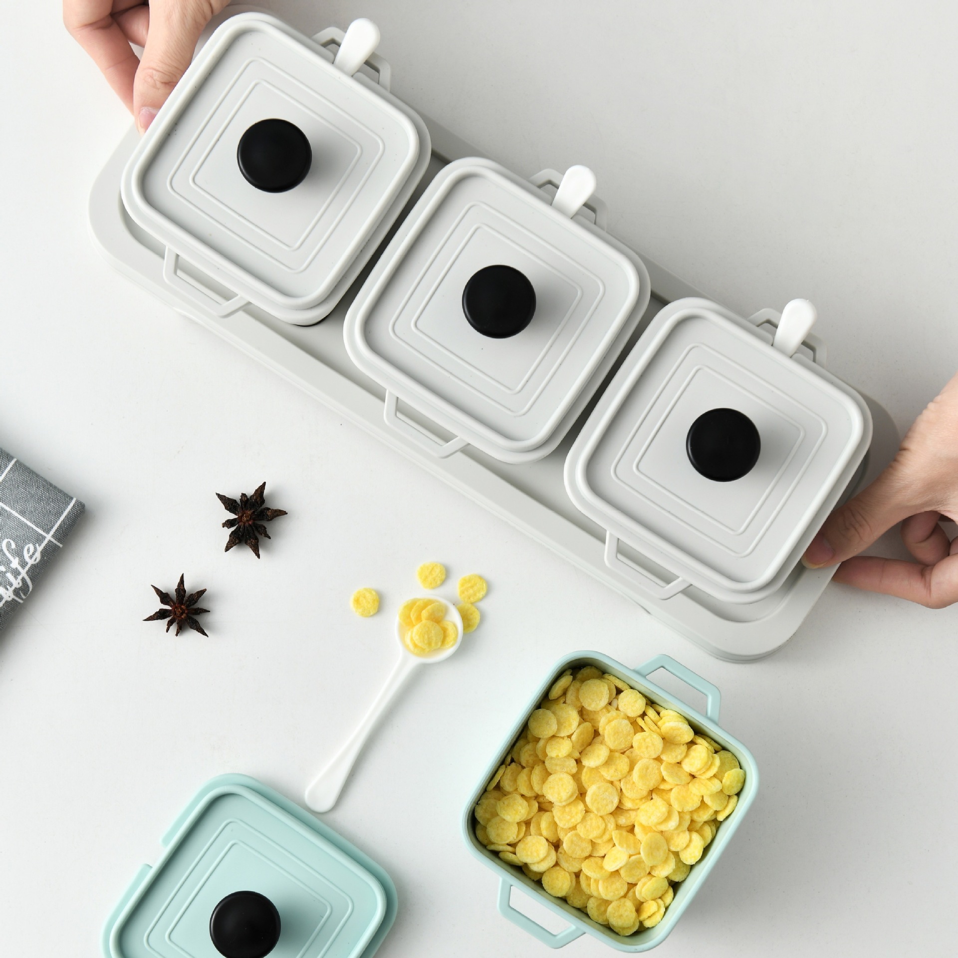 Household moisture-proof seasoning box with spoon Application Scenario