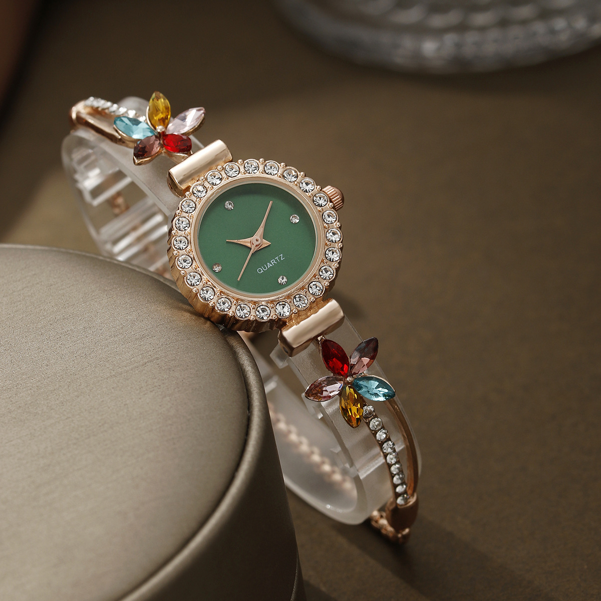 2024TEMU nueva moda pequeña fresca redonda con diamantes flores cadena mujeres cuarzo pulsera reloj conjunto de joyería Application Scenario
