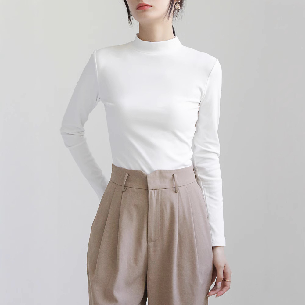 A white base layer with a small stand-up collar, paired with an autumn and winter fleece top and a pure cotton mid-neck long-sleeved T-shirt for a slimming look details Picture