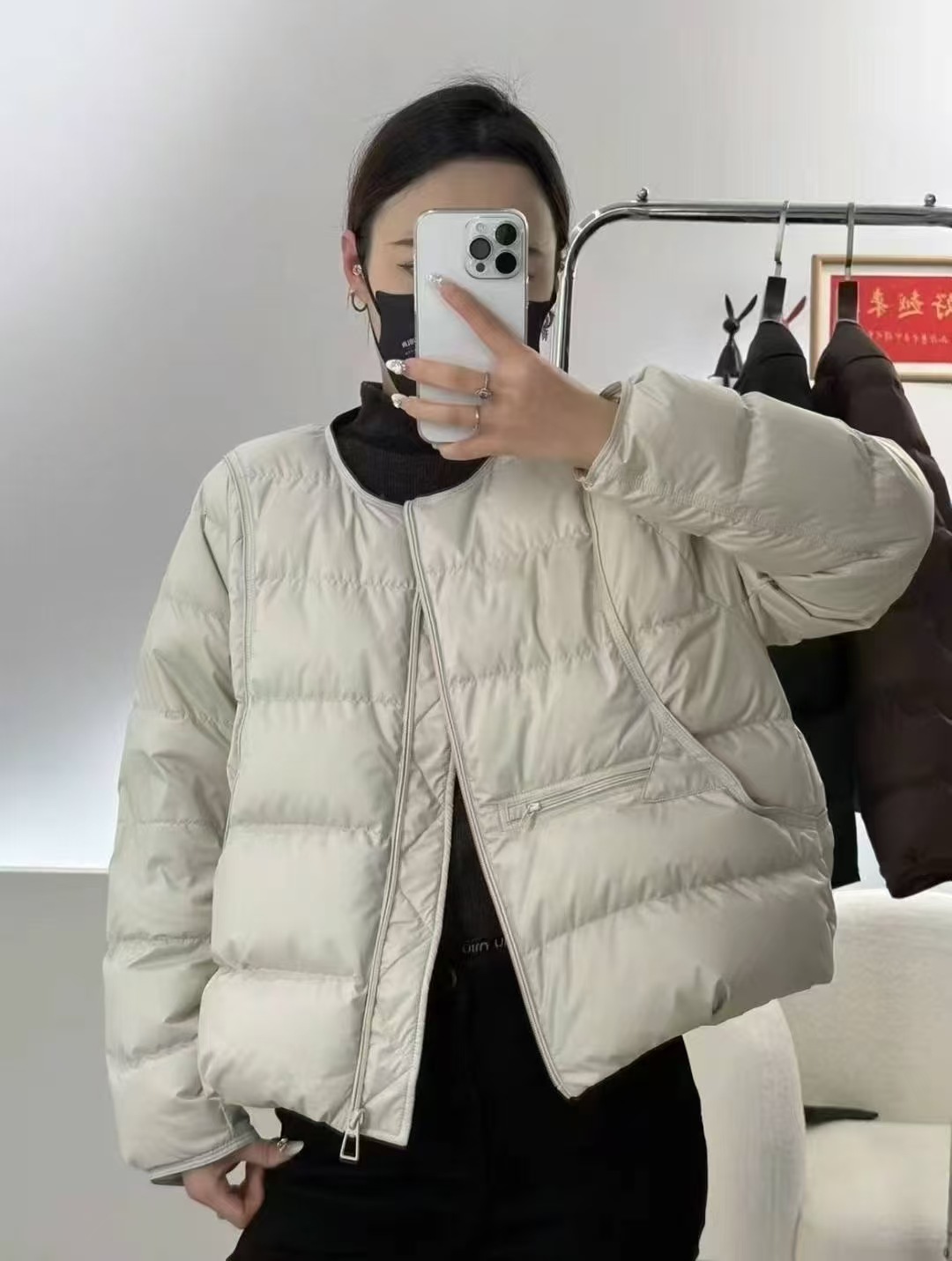 A light, short and warm round-neck duck down jacket for women in the autumn and winter of 2025, a simple and fashionable white duck down warm coat pic 4