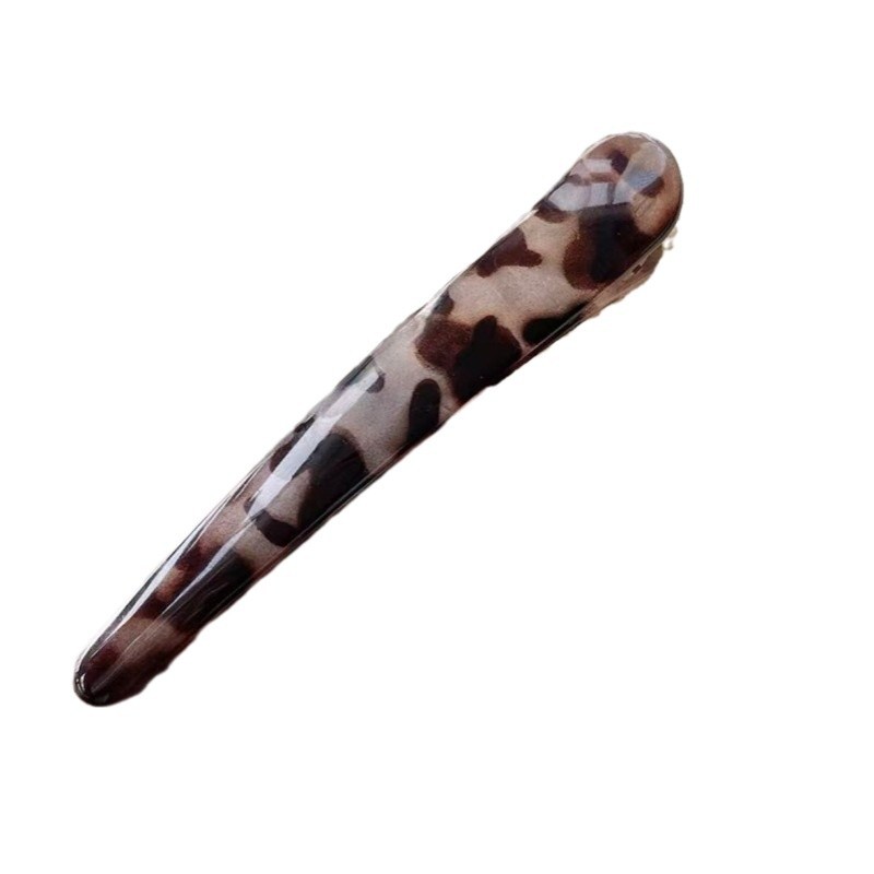 مشبك الشعر على منقار البط المغلف بالغاز مع فتاة الموضة في مؤخرة جبهتها Item Picture