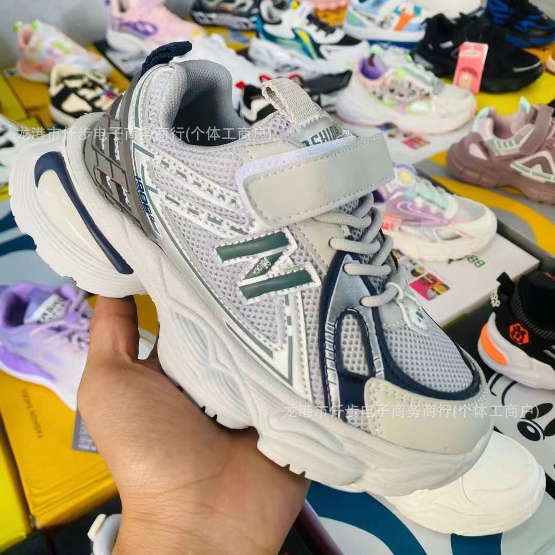 童运动鞋实物图