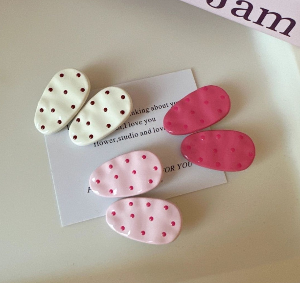 Sweet and stylish oval polka dot hair clips for women on Instagram, simple and unique forehead side clips, niche design, versatile hair accessories, trendy pic 3
