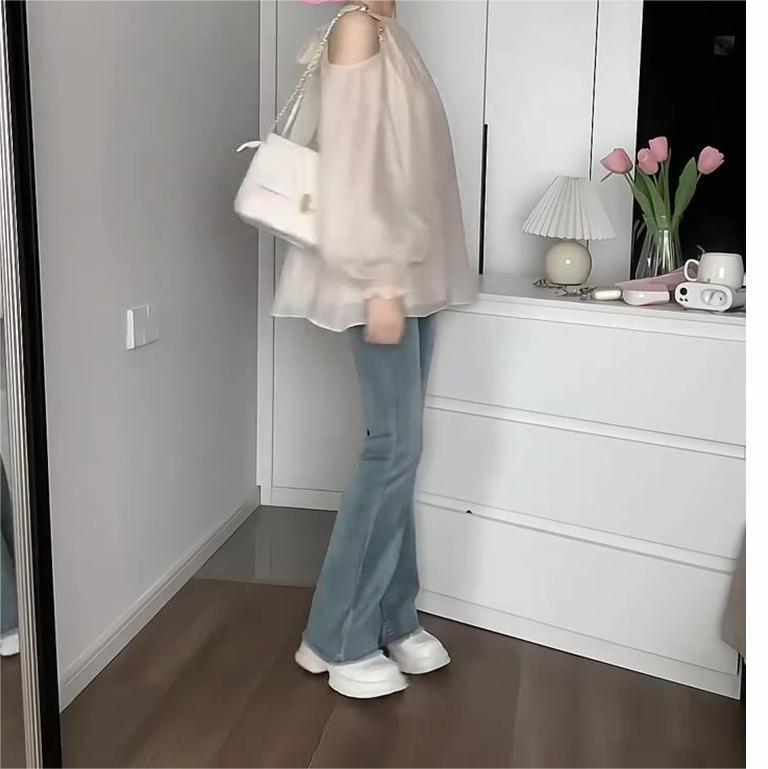 A trendy off-the-shoulder long-sleeved shirt for women in summer, featuring a gentle French style and a loose yet unique look Specification image