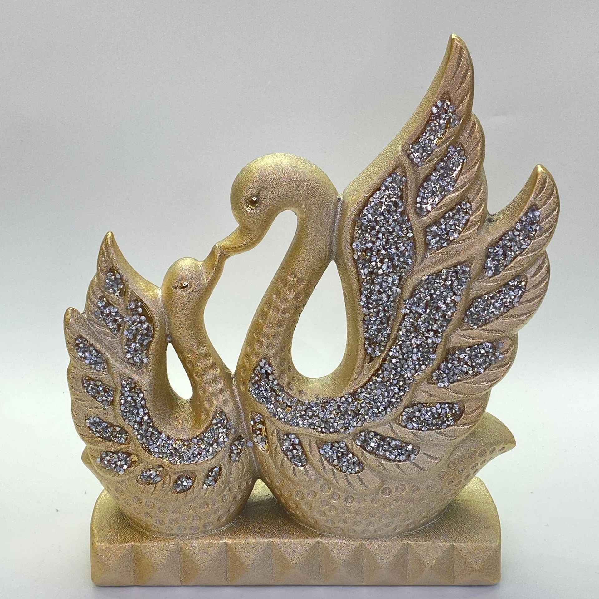 Swan Ceramic vases, high-end modern living room wedding gifts, home decoration items manufacturer wholesale ceramic ornaments, love-themed handicrafts ornaments, Golden castle vases
