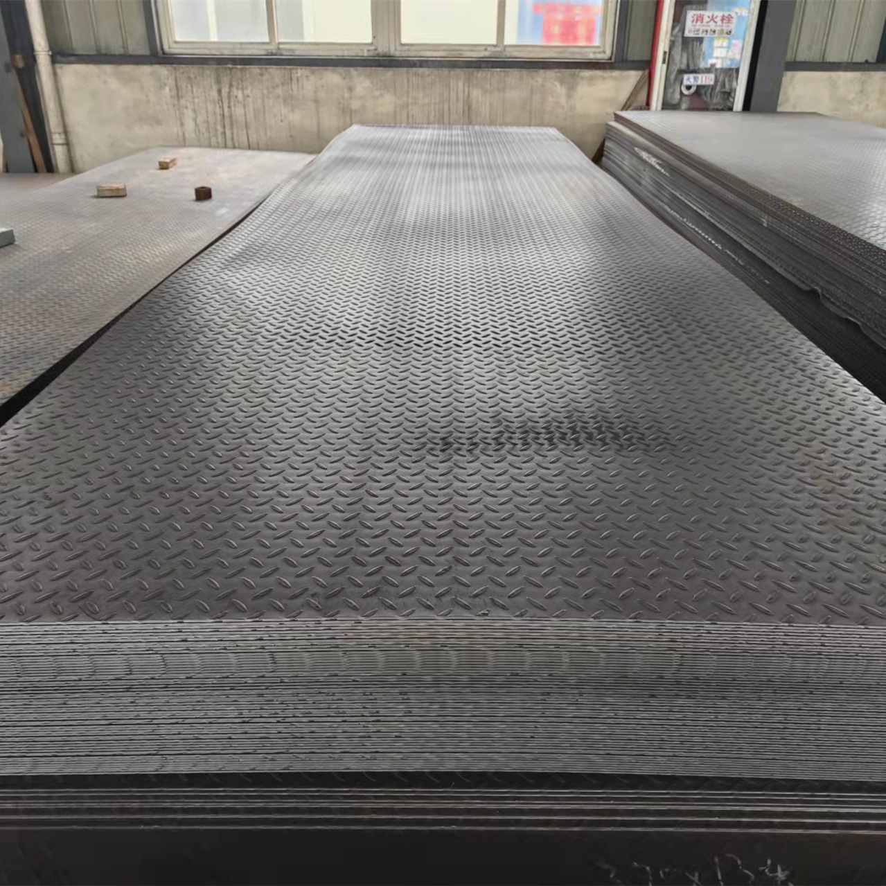Yiwu stock disponible bobina de acero laminada en caliente Q235B laminado en caliente placa de patrón placa de espesor medio especificación precio completo bajo envío rápido