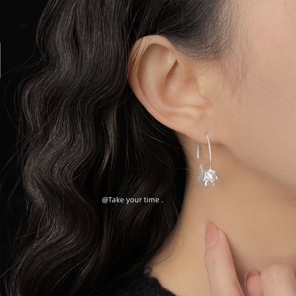 The matte Dachshund ear rings with a niche design sense are cute, fashionable and versatile. The earrings are from a niche ear accessory factory details Picture