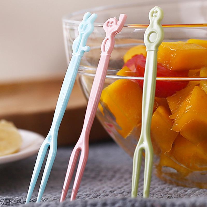 Creative thickened fruit fork disposable dessert Western food signature household plastic cake dessert fruit fork box Application Scenario