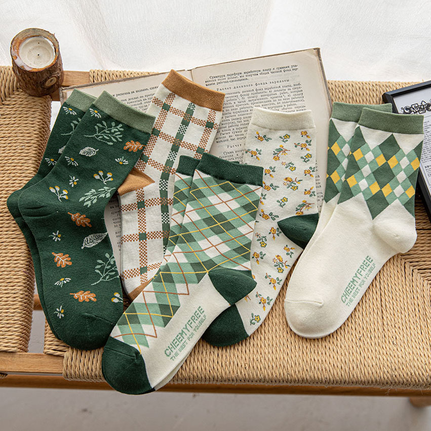 Sock street stand one-piece consignment, women's mid-calf socks, retro green diamond-shaped checkered, versatile, fashionable and trendy, forested floral long calf socks wholesale one-piece consignment