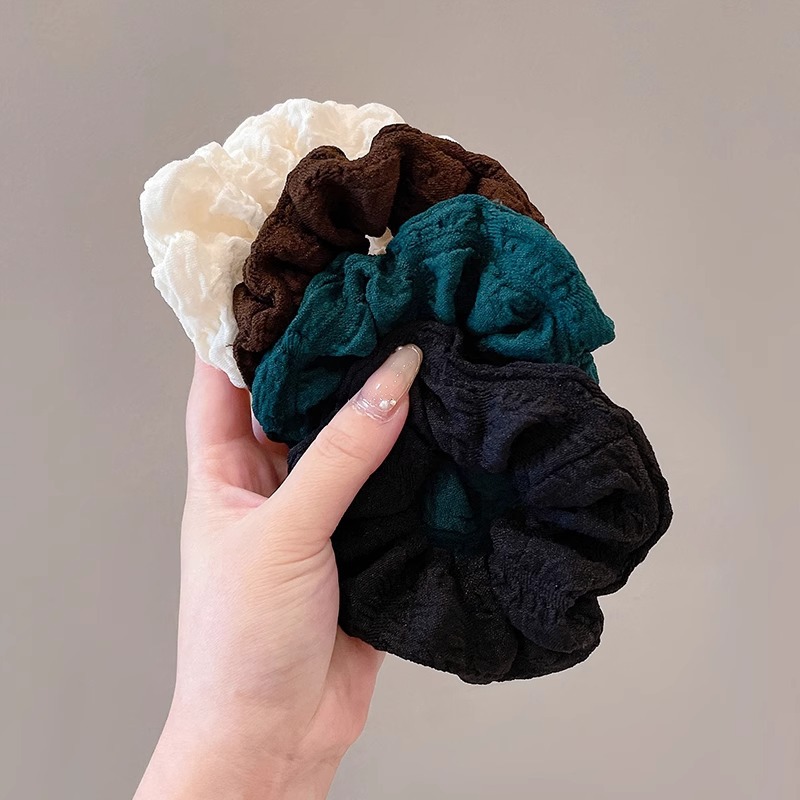 A retro French large intestine hair band for a woman with a simple and elegant ponytail bun. A hair tie, hair band, hair band and hair accessory for a woman Specification image