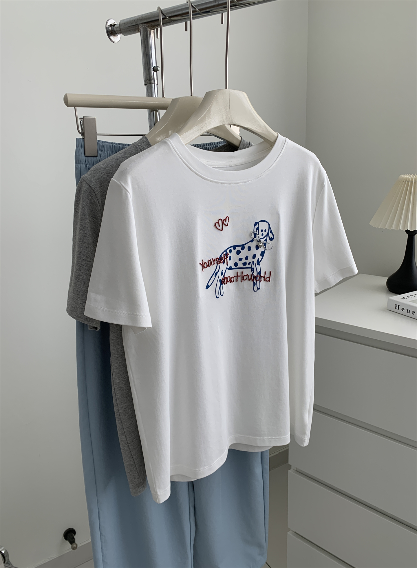 A trendy Korean-style loose and casual short-sleeved T-shirt with a bow and spotted dog print for women in summer, featuring pure cotton embroidery