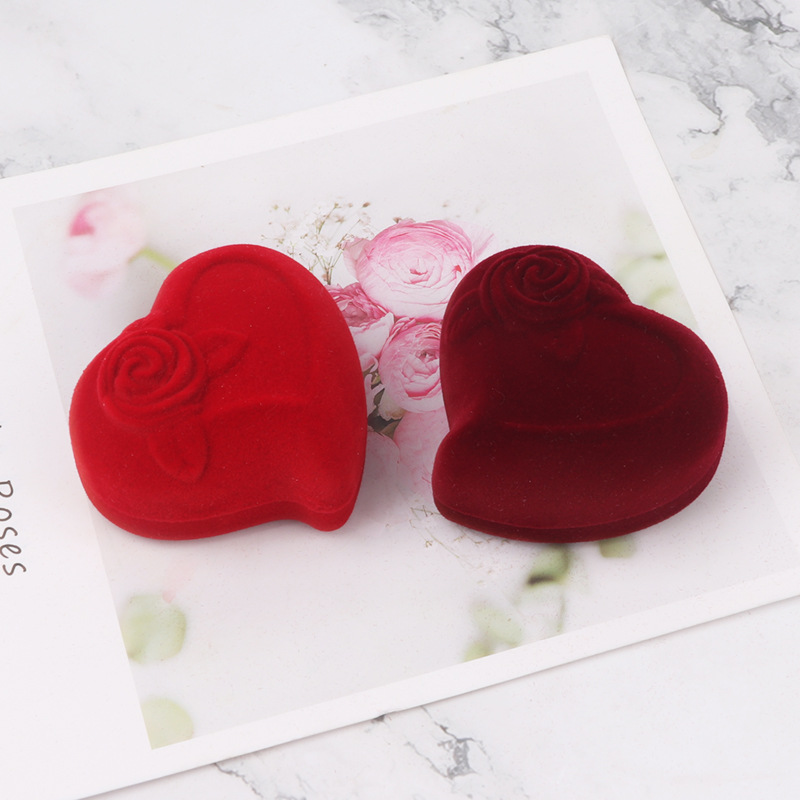 High-end heart-shaped velvet wedding proposal jewelry and rings, flocked boxes, creative rose-shaped jewelry and stud boxes for weddings details Picture